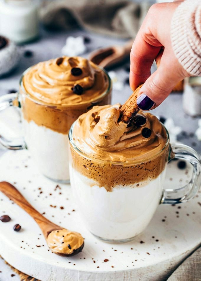 So Machen Sie Kalten Kaffeeschaum Zu Einem Reichhaltigen Und Cremigen Topping